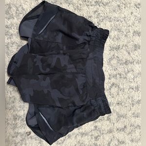black camo hotty hots size 2 from lululemon